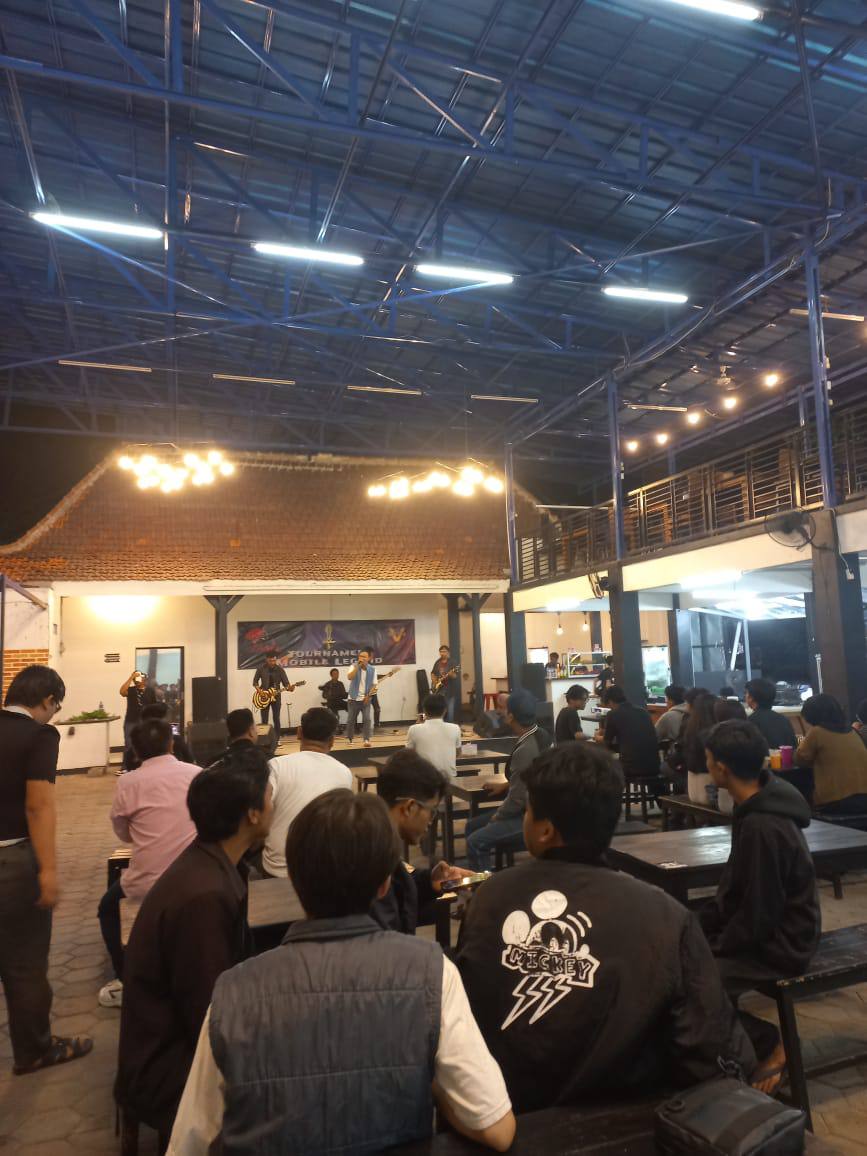Suasana Indoor – Live Music – Sop Bang Theo
