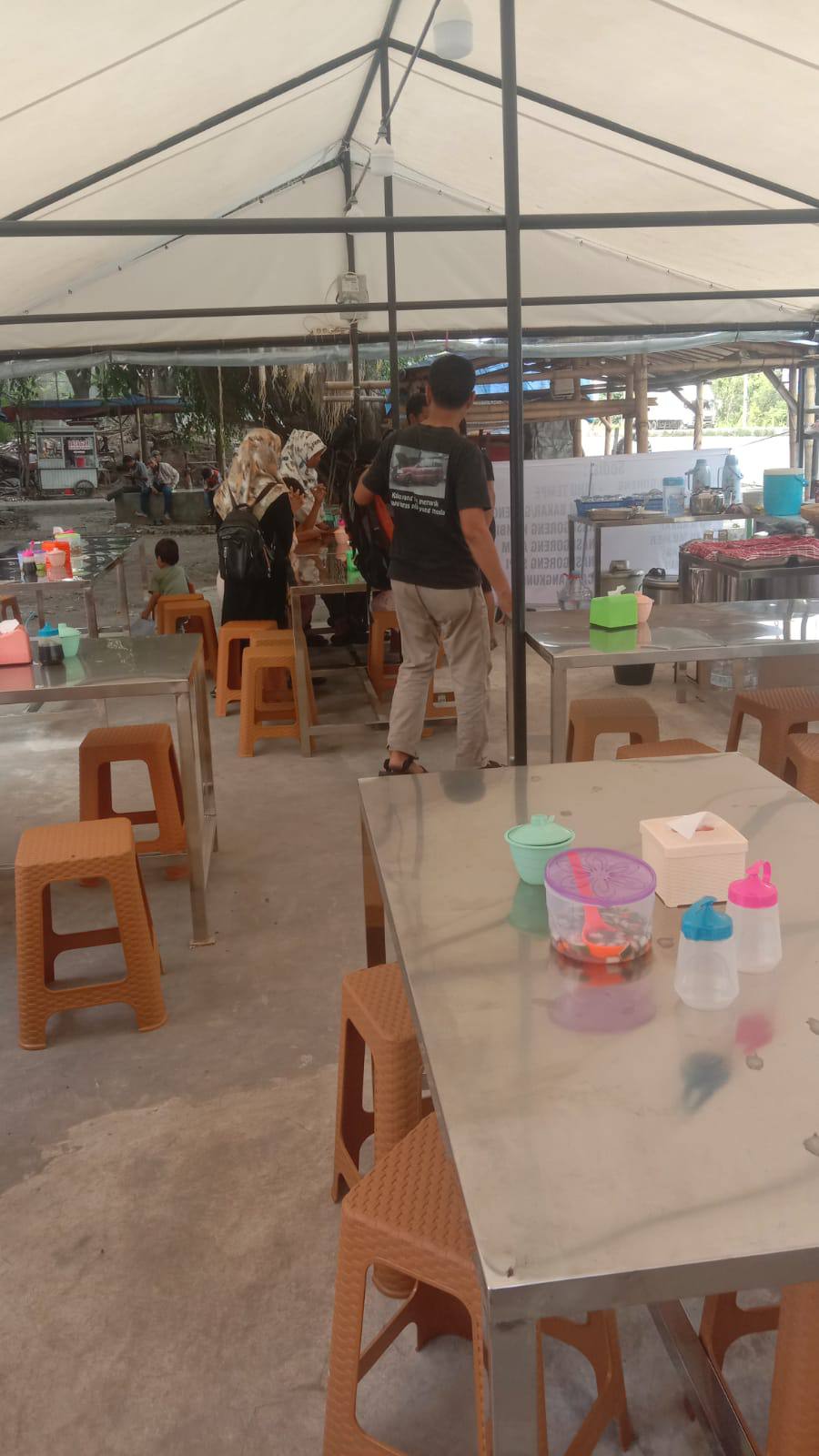 Area Makan Outdoor – Sop Bang Theo